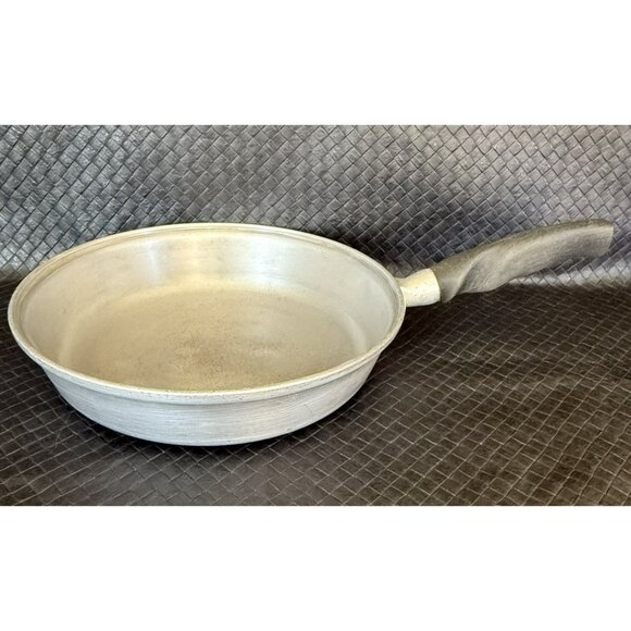 Vintage Wear Ever 2 Quart Saucepan/fry Pan Contoured Handle Sits Flat Heavy - Picture 2 of 9